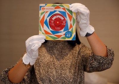 Funcionária da Sotheby's segura 1a prensagem do single &quot;Love Me Do&quot;, dos Beatles