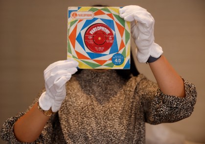 Funcionária da Sotheby's segura 1a prensagem do single "Love Me Do", dos Beatles