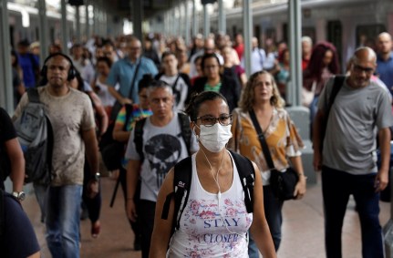 Mulher usa máscara de proteção na Central do Brasil, no centro do Rio