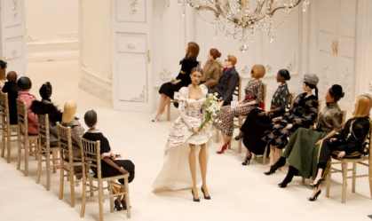 Moschino coloca bonecos na passarela da Semana da Moda de Milão