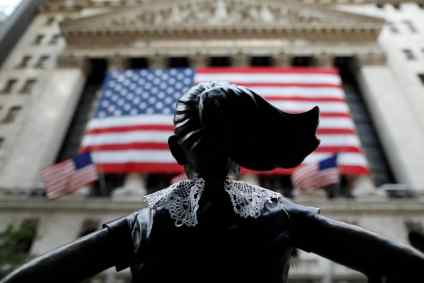 Estátua em frente a prédio em Wall St