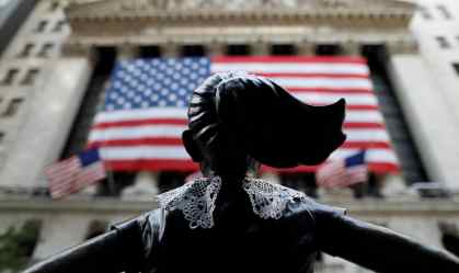Estátua em frente a prédio em Wall St