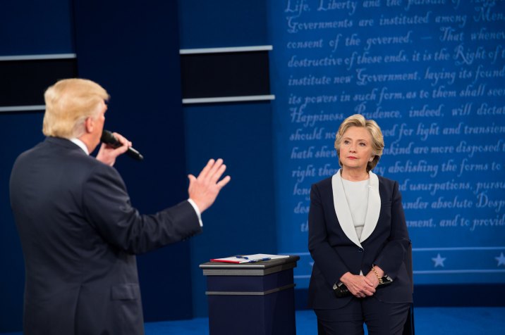 Donald Trump (E) e Hillary Clinton no segundo debate presidencial de 2016 • Foto: Barbara Kinney - 9.out.2016/ Hillary for America