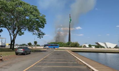Incêndio atinge região de mata próxima ao Palácio do Jaburu, em Brasília
