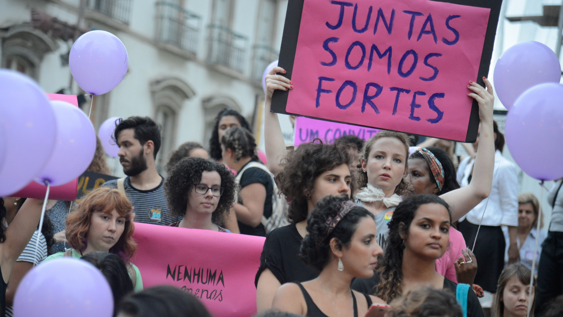 Protesto feminista no Rio de Janeiro defende a igualdade de gênero