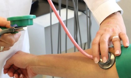 Médico examina paciente