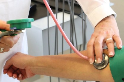 Médico examina paciente