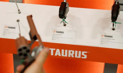 Taurus cogita mudar operações para os EUA por tarifaço; ações desabam