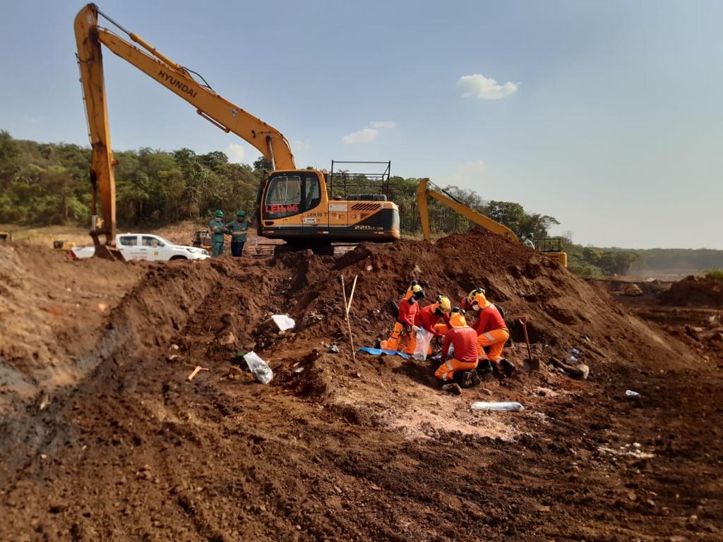 Equipe de bombeiros em área de rompimento de barragem em Brumadinho