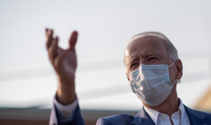Biden diz que Trump é 'responsável' por ter contraído Covid-19