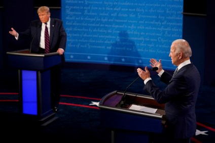 Donald Trump e Joe Biden durante debate em Cleveland