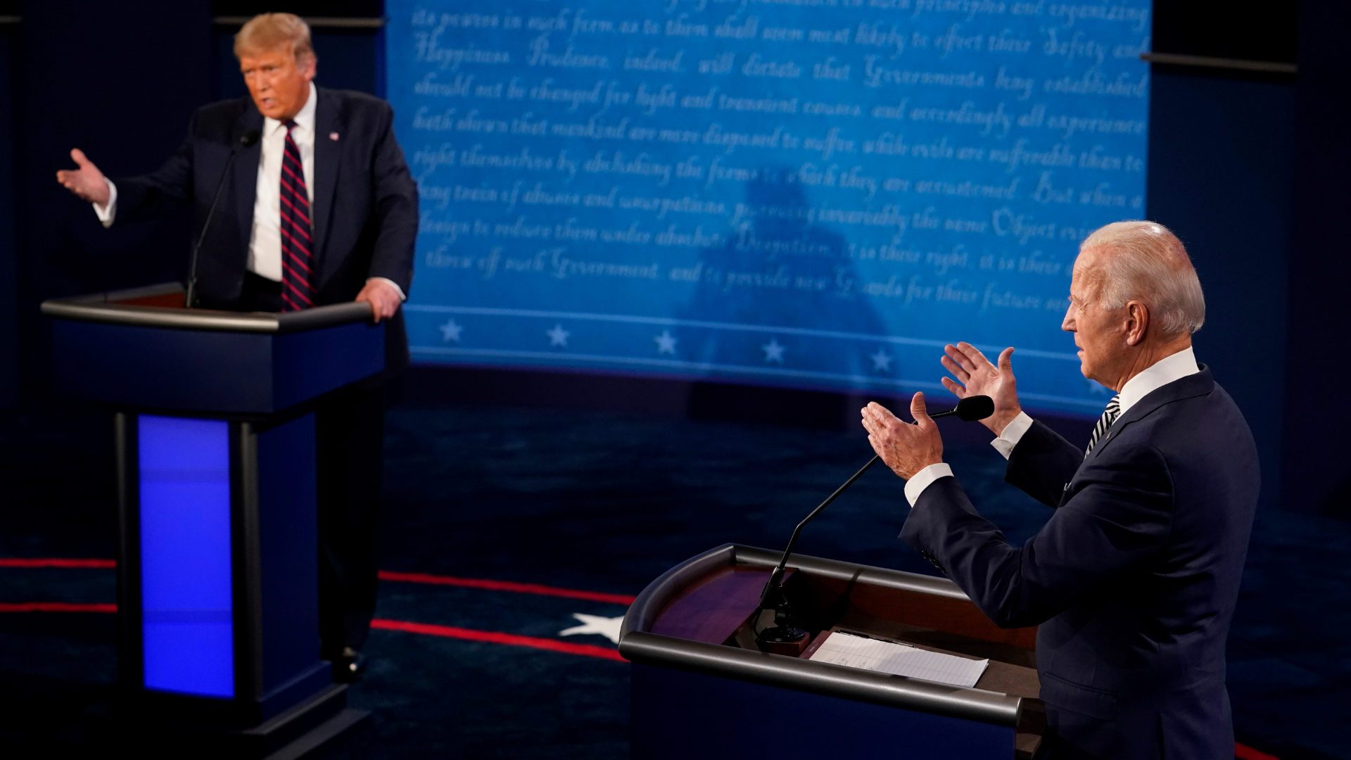 Donald Trump e Joe Biden durante debate em Cleveland