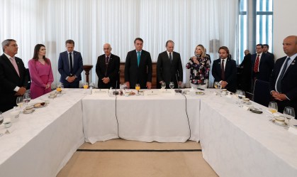 Bolsonaro troca vice-líderes do governo na Câmara e amplia espaço do Centrão