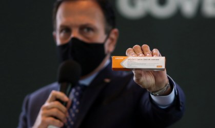 João Doria, segura caixa da potencial vacina contra a Covid-19 da Sinovac