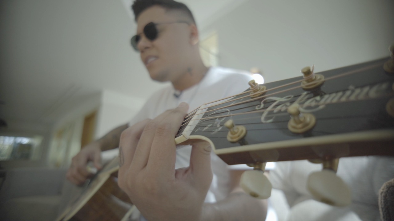 Pessoa tocando violão