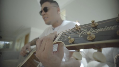 Pessoa tocando violão