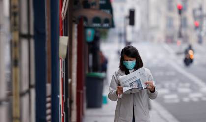 França volta a ter recorde de casos de Covid-19; cidades decidem fechar escolas 