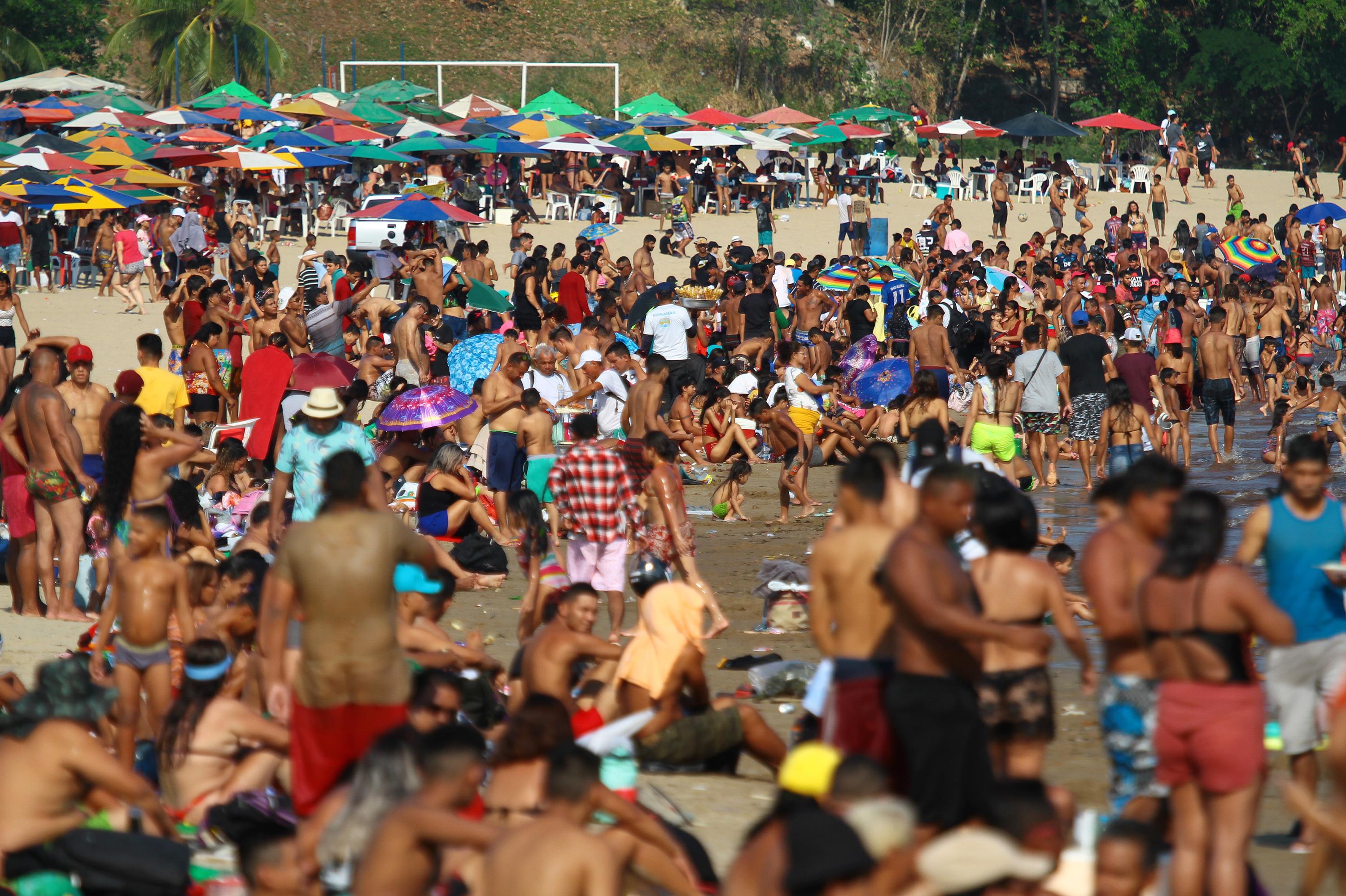 Aglomeração em Ponta Negra, balneário em Manaus, durante pandemia da Covid-19