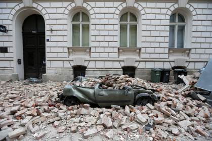 Carro soterrado por entulho após terremoto em Zagreb, Croácia