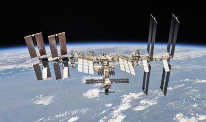 Cápsula da SpaceX, com 4 astronautas, chega à Estação Espacial Internacional