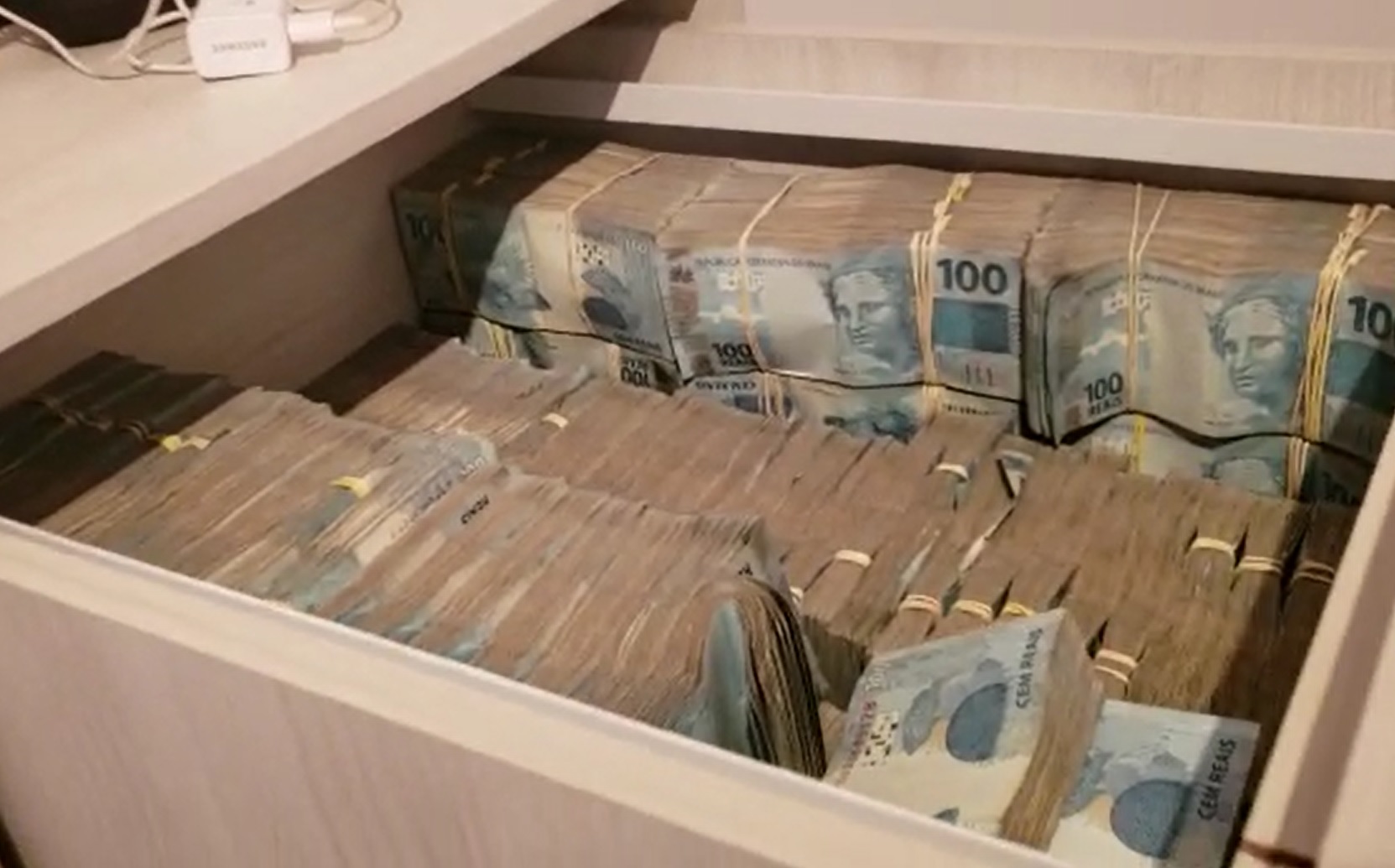 Em um dos locais em SP, os agentes encontraram um gaveteiro com R$ 5 milhões