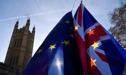 Bandeiras da UE e do Reino Unido durante protesto anti-Brexit em Londres