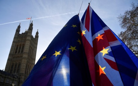 Bandeiras da UE e do Reino Unido durante protesto anti-Brexit em Londres