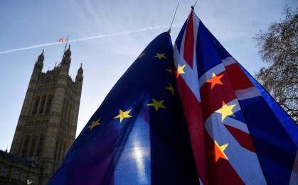 Bandeiras da UE e do Reino Unido durante protesto anti-Brexit em Londres