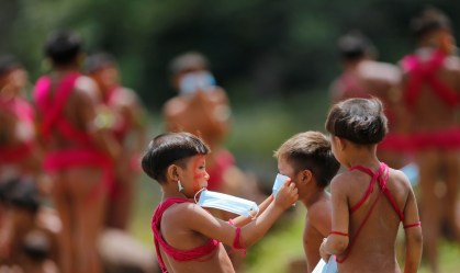 Crianças Yanomami em Roraima colocam máscara de proteção
