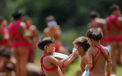 Crianças Yanomami em Roraima colocam máscara de proteção