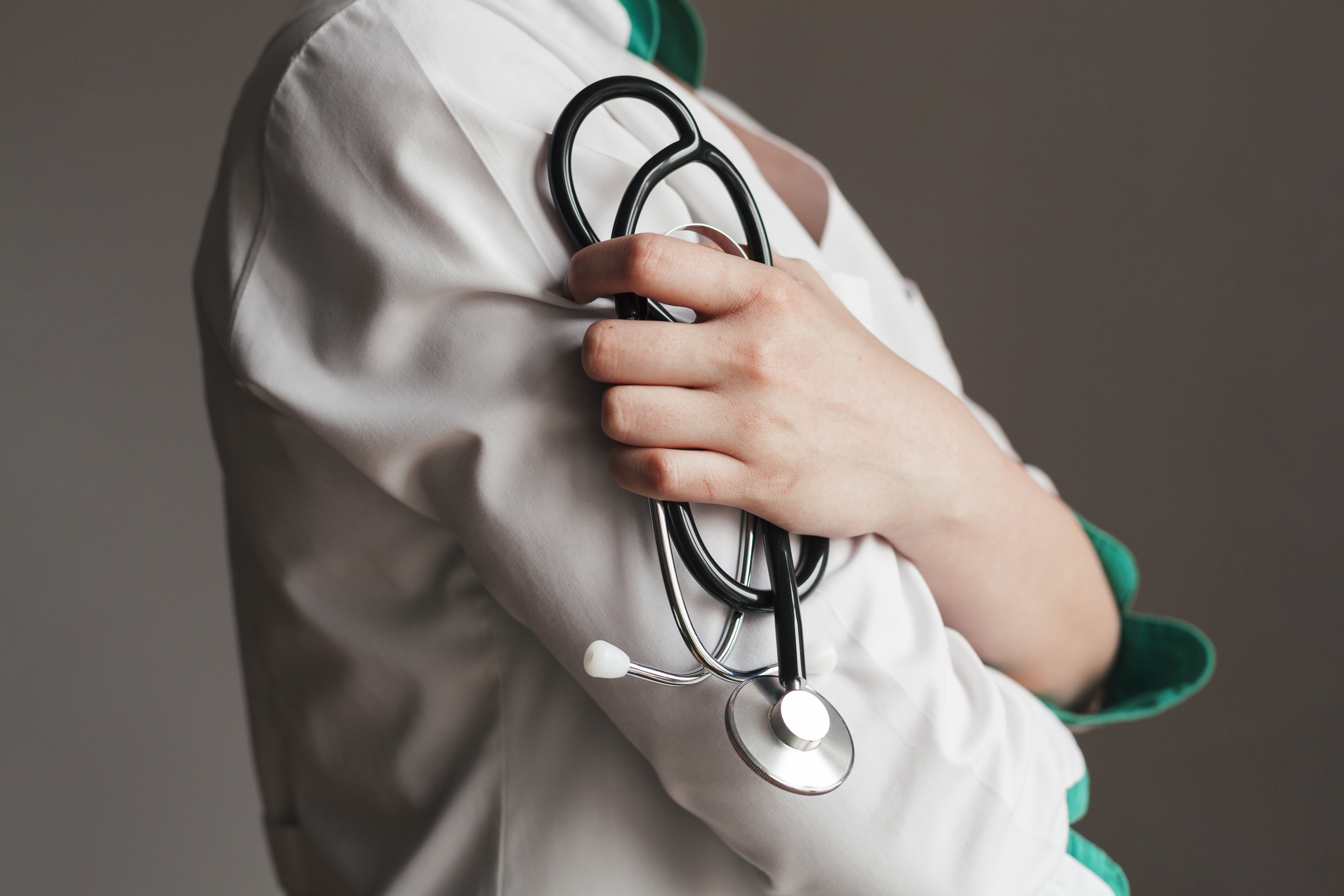 Médica de perfil