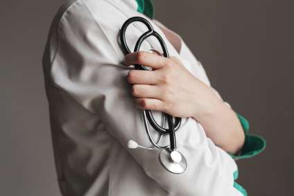 Médica de perfil