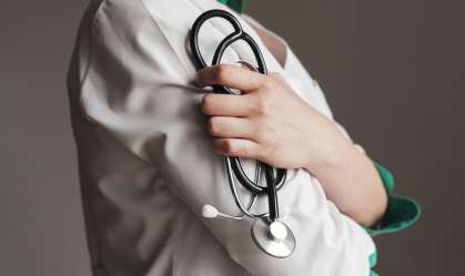 Estudo mostra que médicas trabalham mais por menos dinheiro