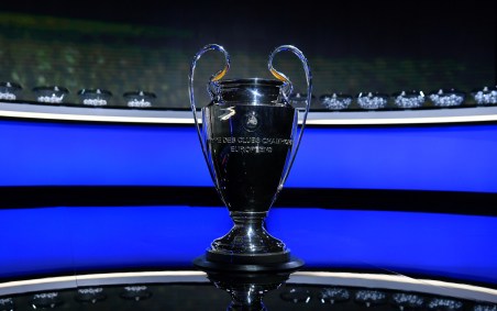 Troféu da Liga dos Campeões durante sorteio da fase de grupos do torneio