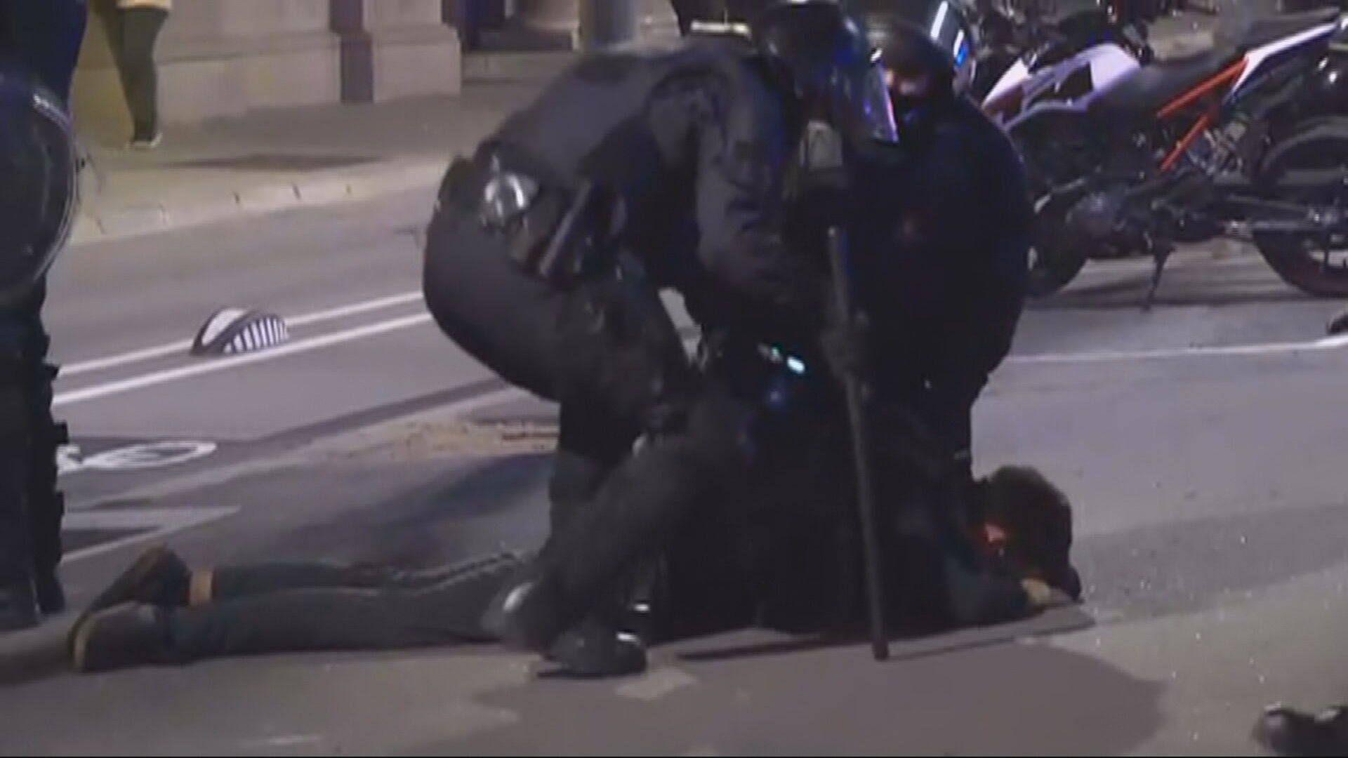 Manifestantes protestam em Barcelona contra governo central do país