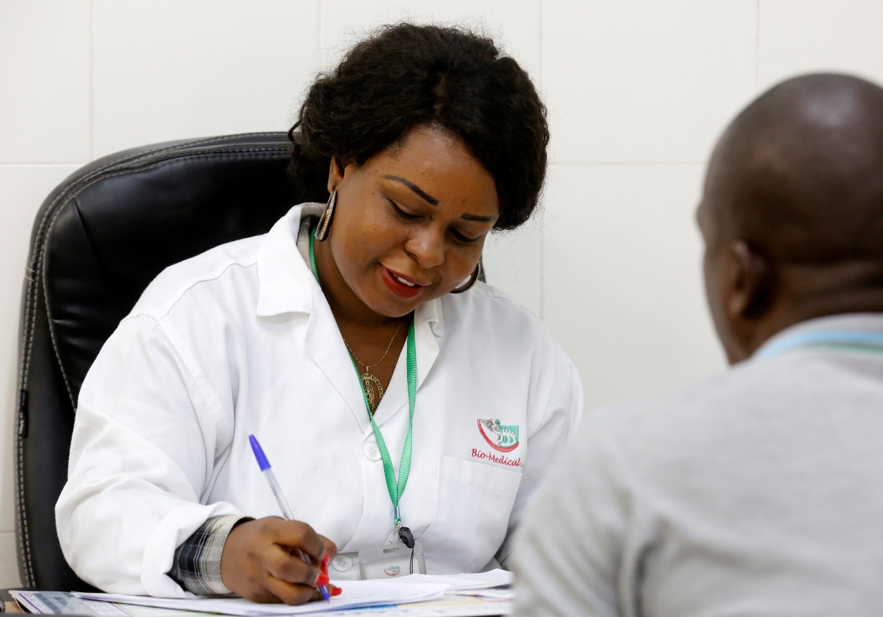 Médica conversa com paciente durante consulta