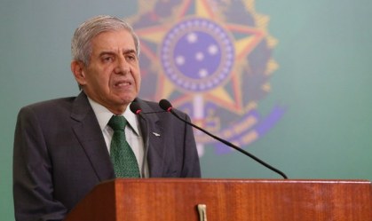 "Já vivi situação semelhante quando tive hepatite", diz ministro Augusto Heleno