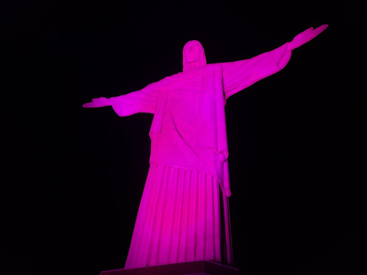 Cristo Redentor iluminado pelo Outubro Rosa