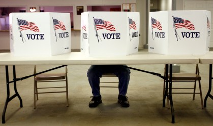 Cidadão norte-americano comparece a local de votação em Flushing, Ohio