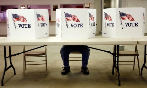 Cidadão norte-americano comparece a local de votação em Flushing, Ohio
