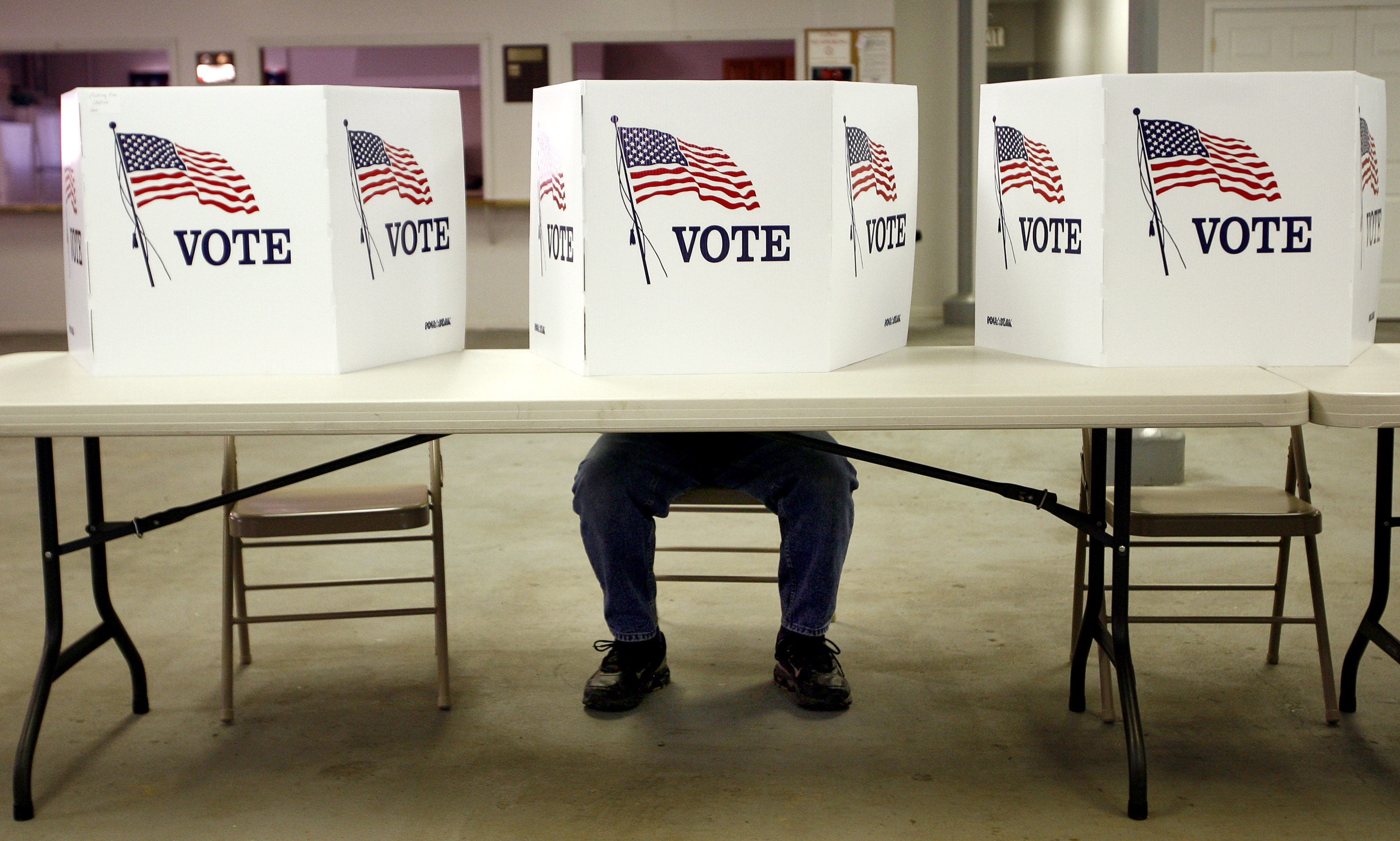 Cidadão norte-americano comparece a local de votação em Flushing, Ohio