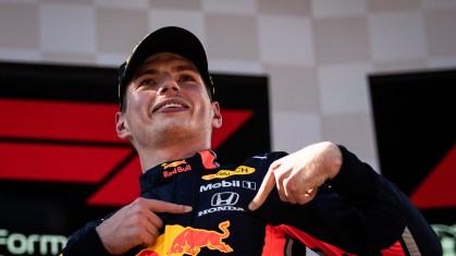 Max Verstappen aponta para o logo da Honda ao celebrar a vitória na F1