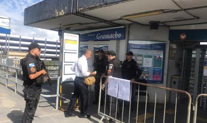 Armados com fuzis, policiais controlam acesso aos trens no Rio