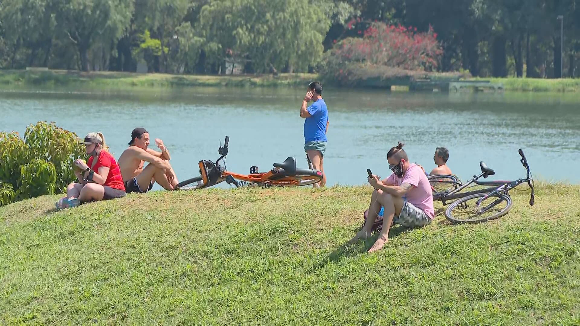 Pessoas aproveitam sol em parque em São Paulo