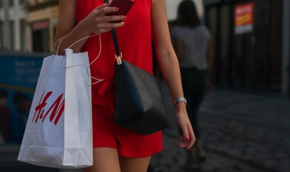 Por pandemia e e-commerce, H&M vai fechar 250 lojas em 2021