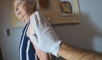 Aos 75 anos, mulher faz primeira tatuagem e homenageia Nossa Senhora Aparecida