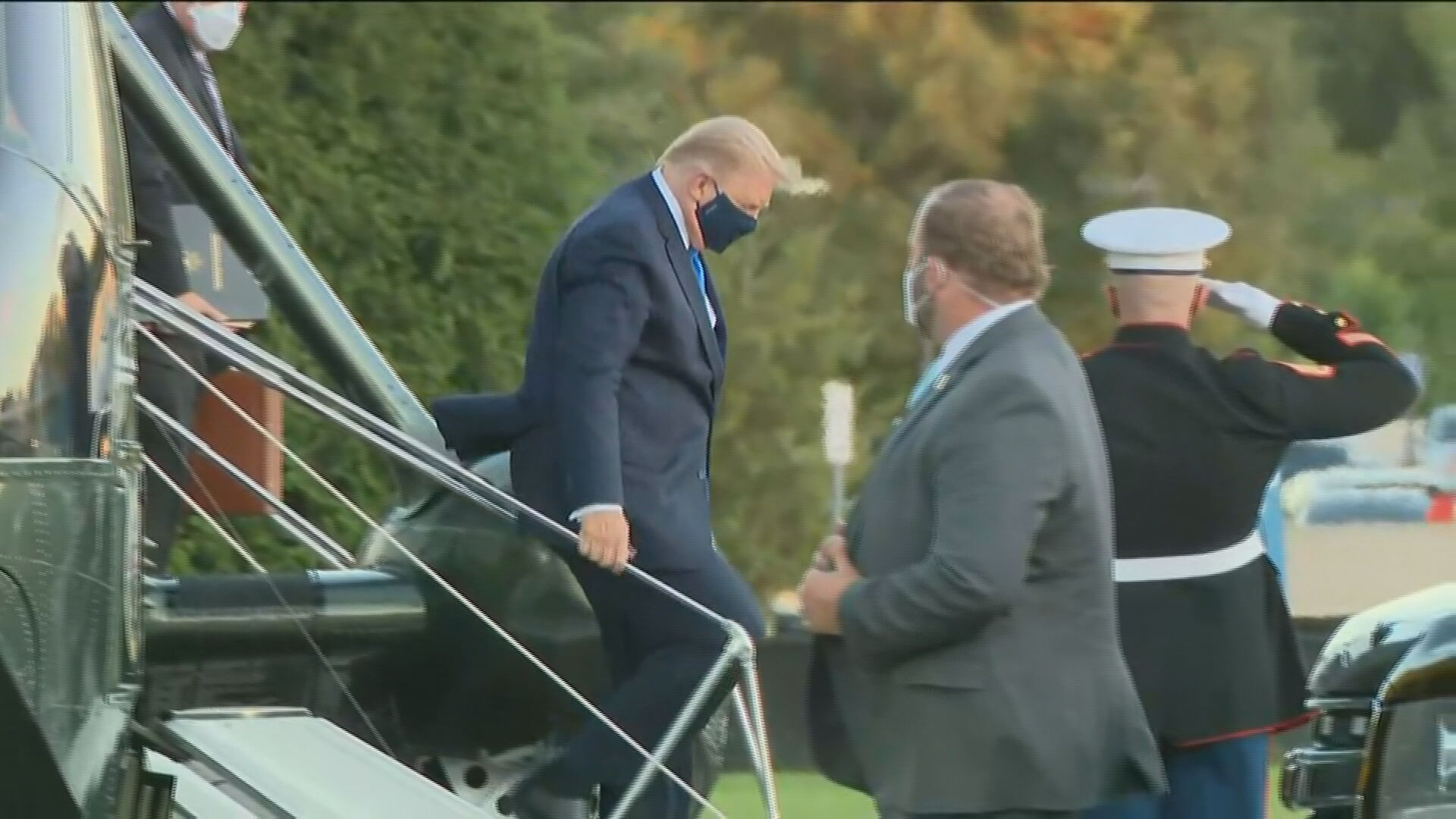 Donald Trump chega de helicóptero a hospital militar