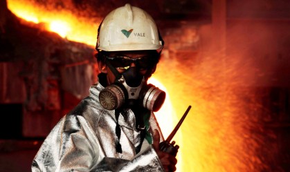 Operário trabalha numa usina de produção de níquel da Vale