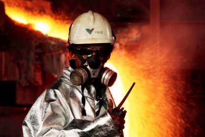 Operário trabalha numa usina de produção de níquel da Vale