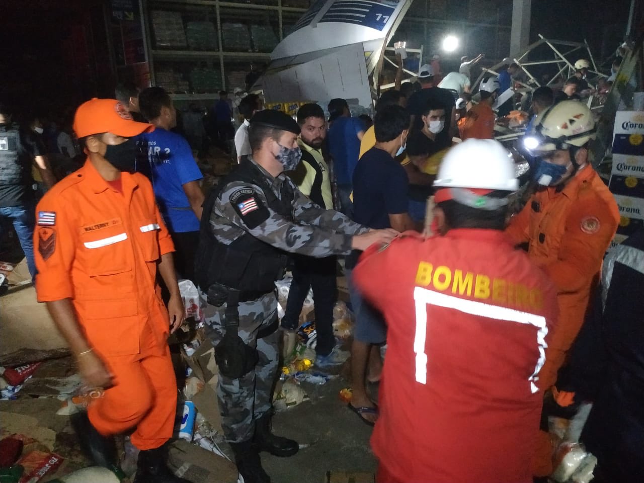 Bombeiros conduzem os trabalhos de resgate em supermercado no Maranhão